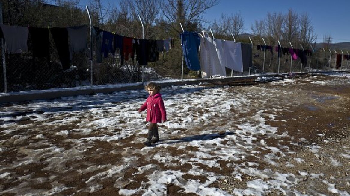 Guardian: Ο χιονιάς δοκιμάζει τους πρόσφυγες στην Ελλάδα - Όλοι φοβούνται τα χειρότερα 