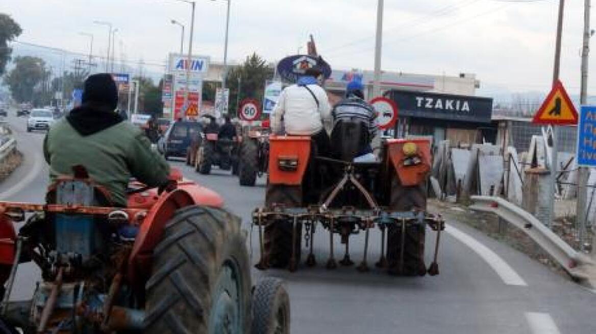 Αγρότες έκλεισαν την Πατρών-Πύργου στο Λατίφι