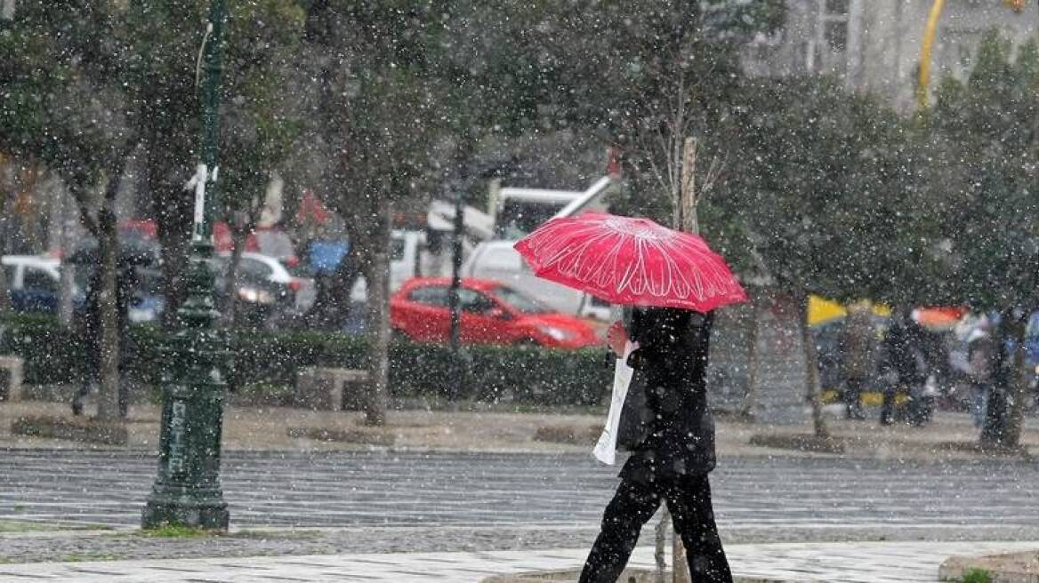 Καιρός: Χιονοπτώσεις το πρωί, σταδιακή βελτίωση από το μεσημέρι