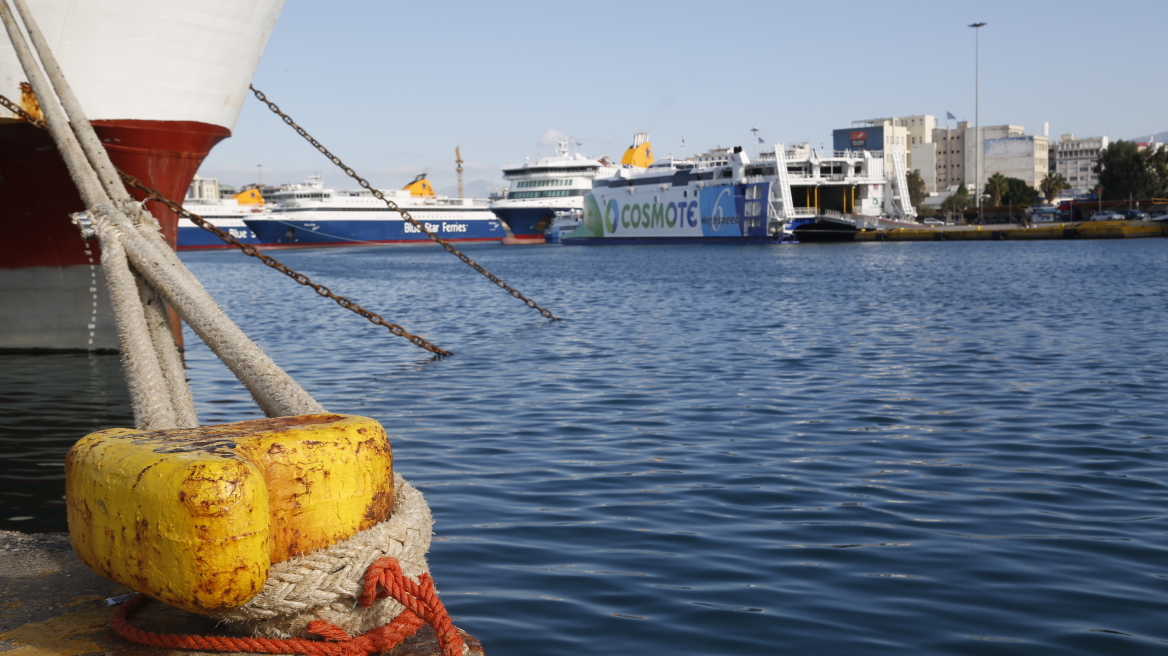 Αυτοκίνητο έπεσε στο λιμάνι του Πειραιά - Ζευγάρι νεαρών κατάφερε να βγει ζωντανό