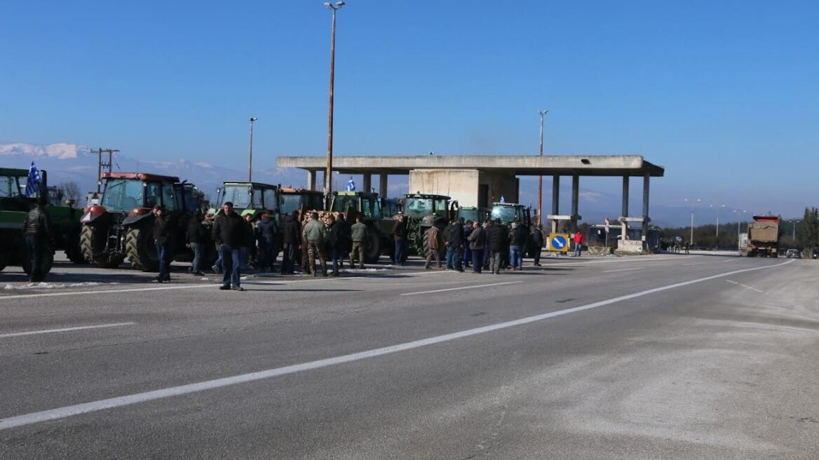 «Κλεφτοπόλεμος» αγροτών - ΜΑΤ στον Προμαχώνα