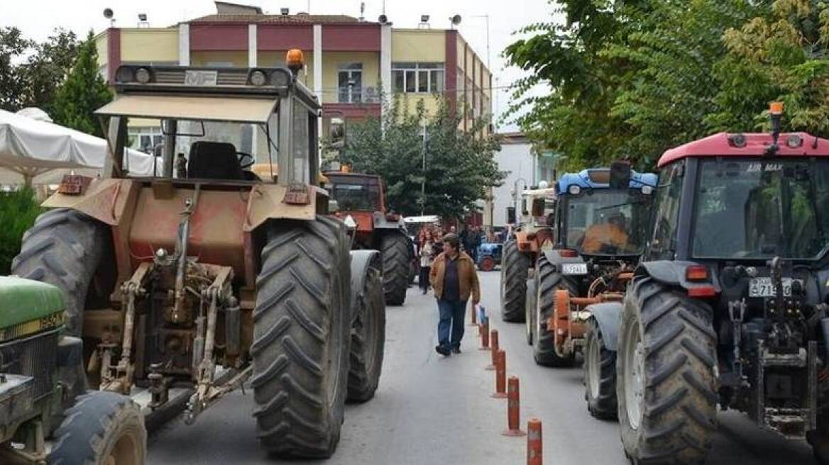 Οι αγρότες κατεβάζουν τρακτέρ στην πλατεία της Λάρισας