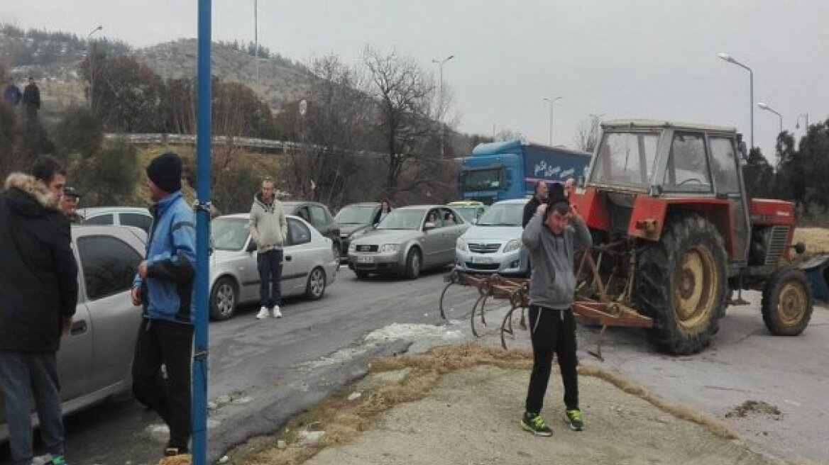 Αγρότες έσπασαν περιπολικά και έστησαν μπλόκο στην Ειδομένη