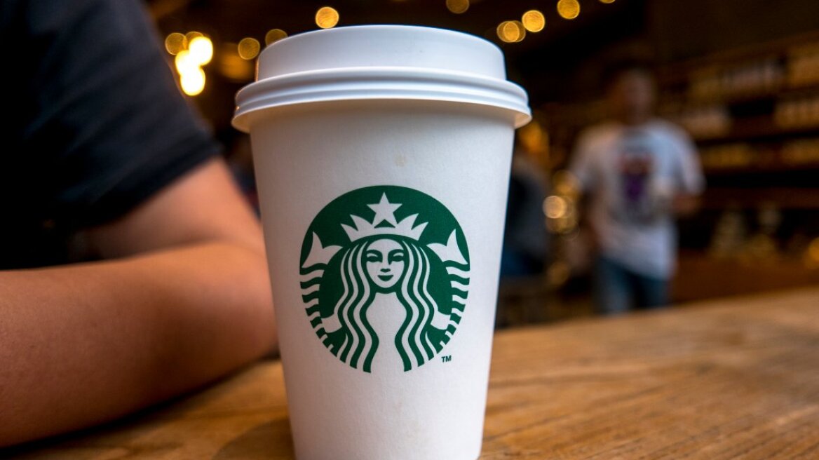 «Απάντηση» Starbucks στον Τραμπ: Θα προσλάβουμε 10.000 πρόσφυγες