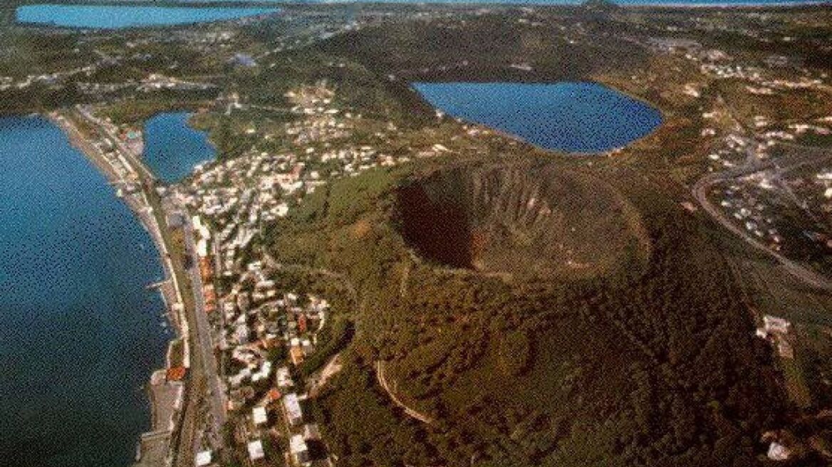 Campi Flegrei: «Ξαναζωντανεύει» ένα από τα πιο επικίνδυνα ηφαίστεια του κόσμου