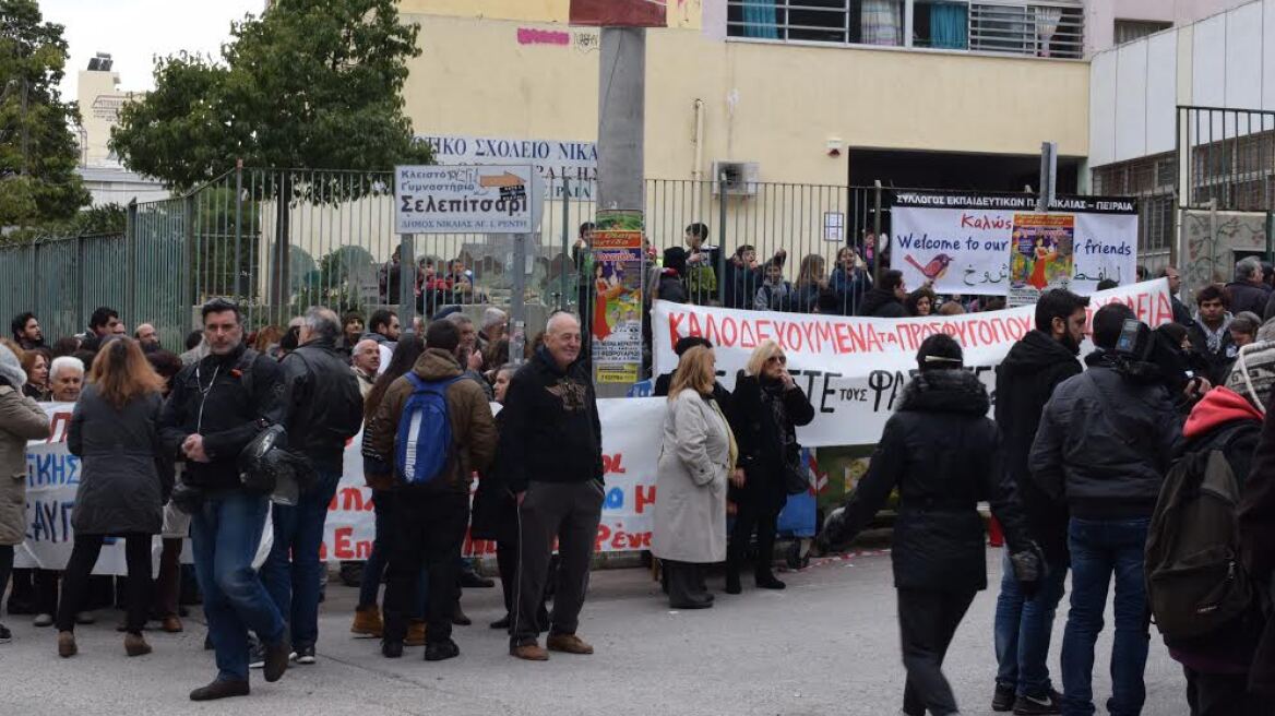 Με χειροκροτήματα υποδέχθηκαν τα προσφυγόπουλα στο 15ο Δημοτικό στη Νίκαια