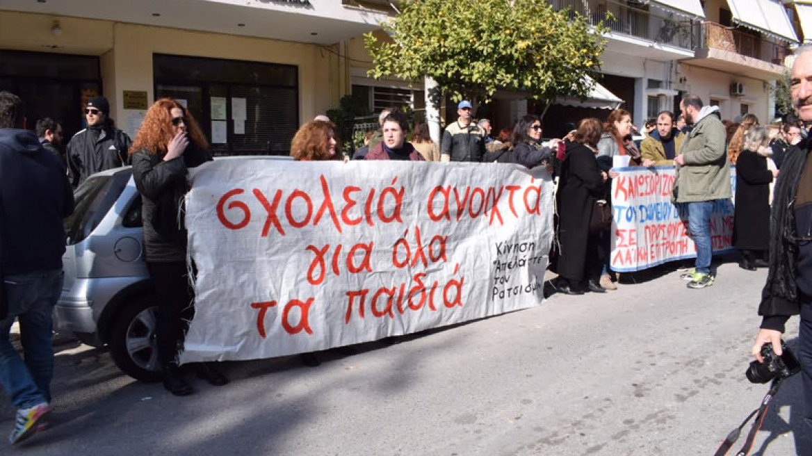 Με λουλούδια και μπαλόνια υποδέχθηκαν τα προσφυγόπουλα στο 5ο Δημοτικό Κερατσινίου 