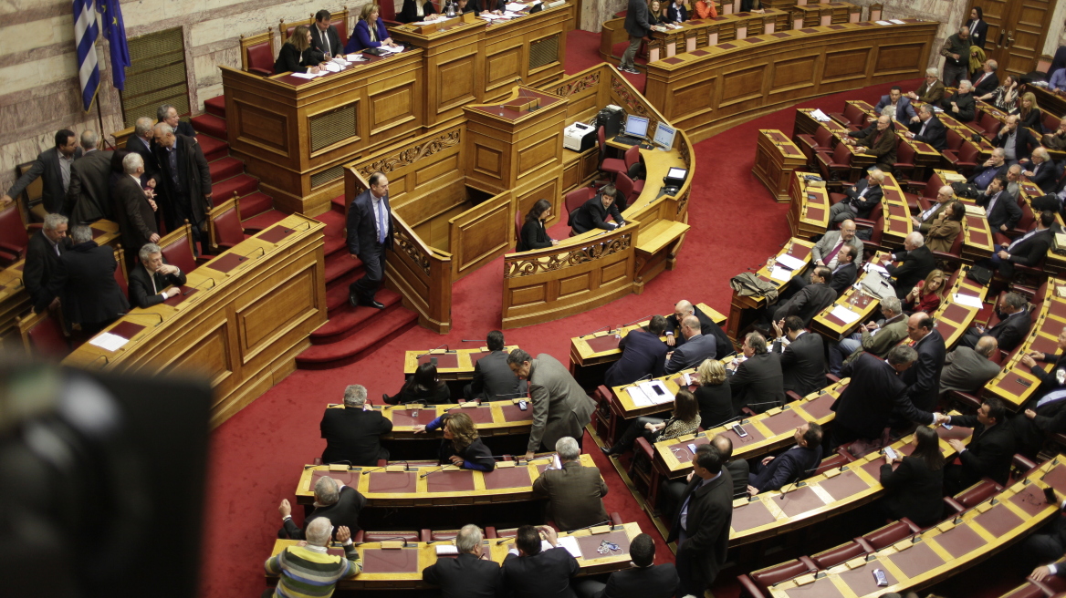 Πολύωρη μάχη στη Βουλή για δανεισμό κομμάτων και ΜΜΕ