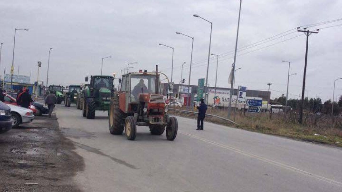 Έκλεισαν τον κόμβο Πλατύκαμπου στην Εθνική Οδό οι αγρότες 