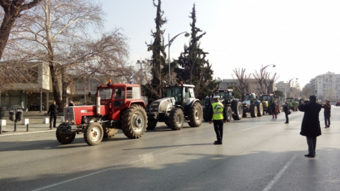 Ακάθεκτοι οι αγρότες συνεχίζουν τα μπλόκα 