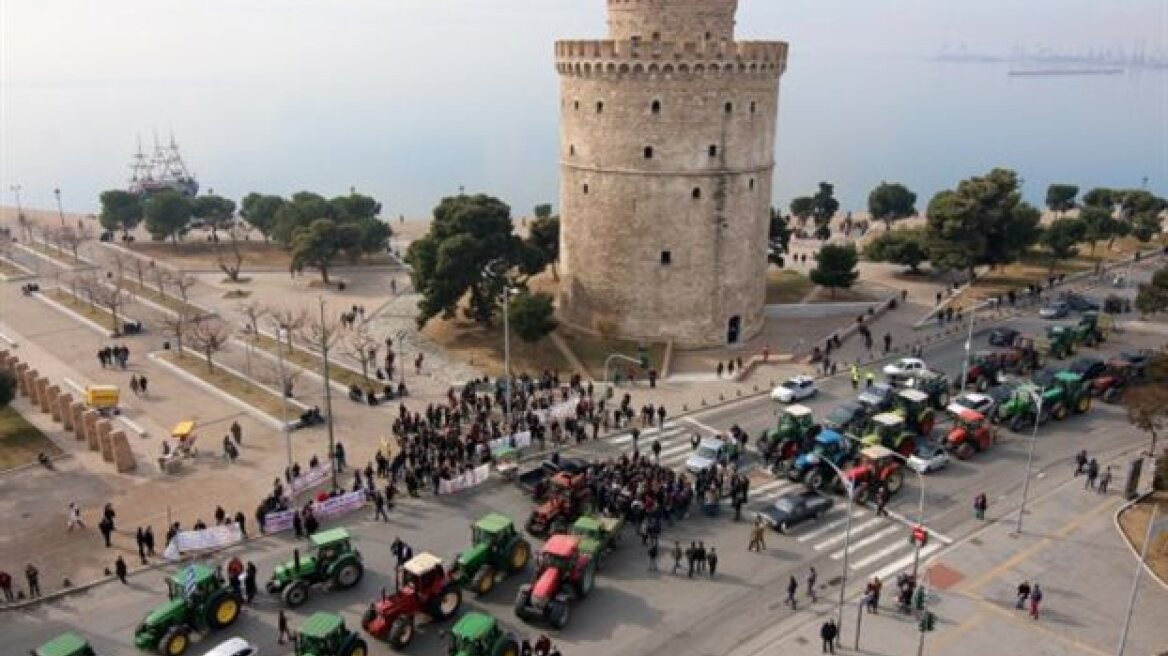 Αιφνιδιαστικές κινήσεις και αποκλεισμοί δρόμων από τους αγρότες - Το μεσημέρι κλείνουν τα Τέμπη