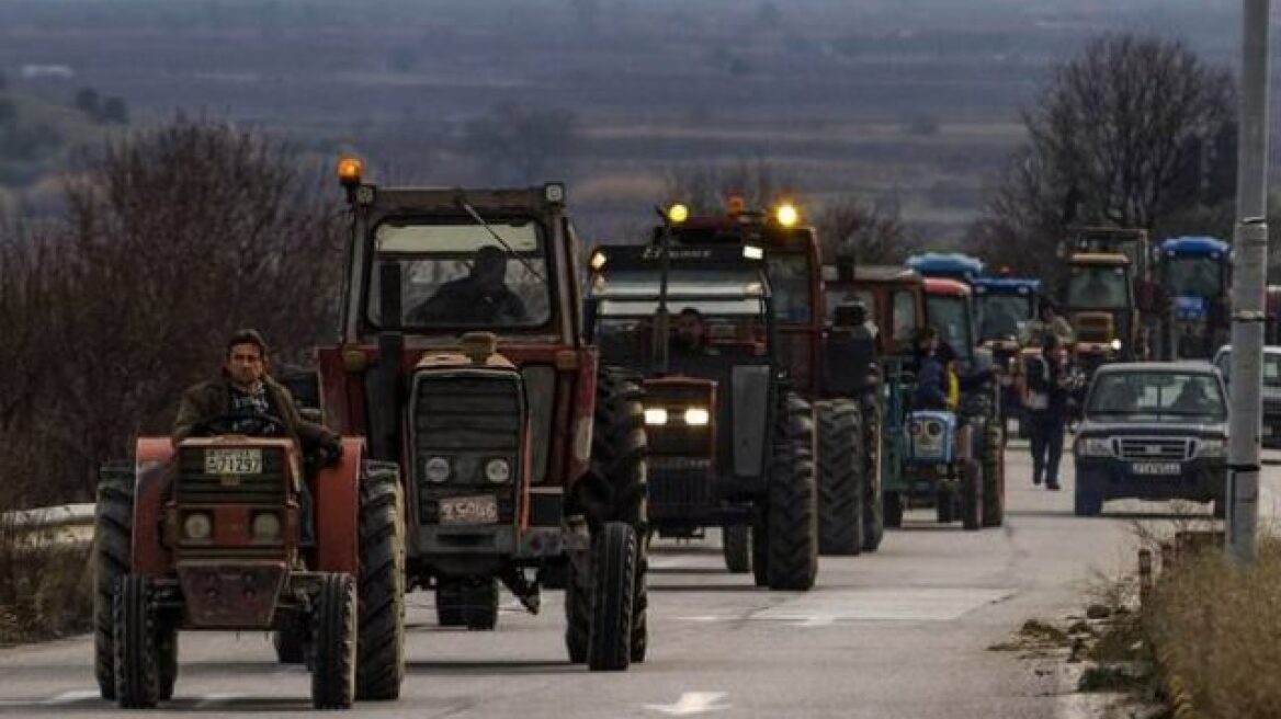 Μπλόκα αγροτών: Έκλεισαν οι εθνικές οδοί Πατρών - Κορίνθου και Αντιρρίου - Ιωαννίνων