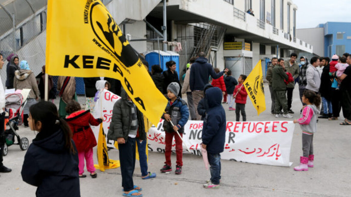 Συνεχίζουν για δεύτερη ημέρα την απεργία πείνας οι μετανάστες στο Ελληνικό - Επίσκεψη από Μουζάλα 