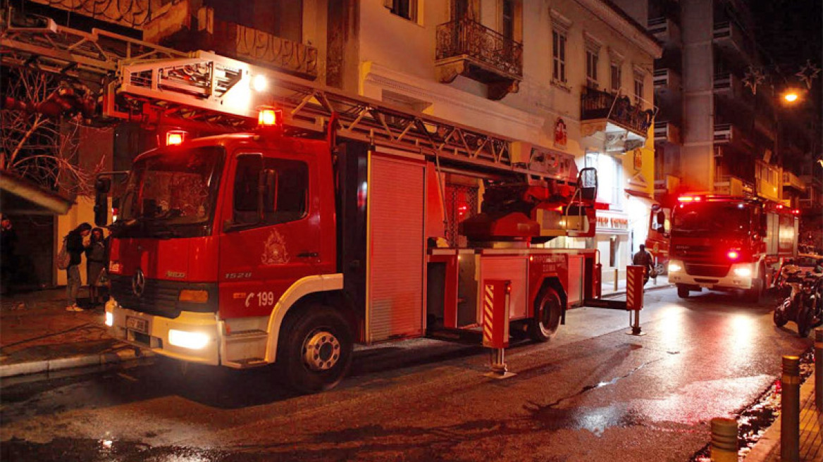 Επίθεση με γκαζάκια σε γραφεία στη Σόλωνος - Απεγκλωβίστηκαν τέσσερις γυναίκες