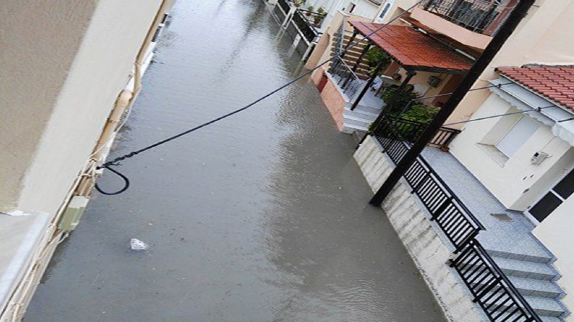 «Πνίγηκε» από την καταρρακτώδη βροχή η Λήμνος 