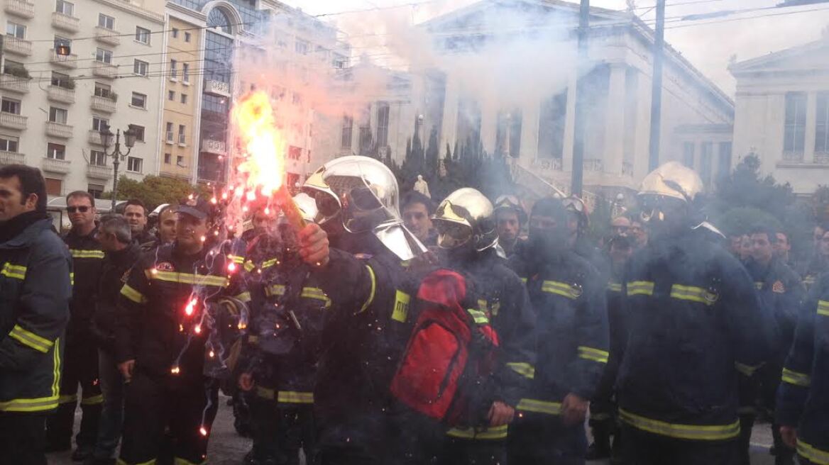 Με καπνογόνα έξω από το Γενικό Λογιστήριο οι πυροσβέστες πενταετούς υποχρέωσης