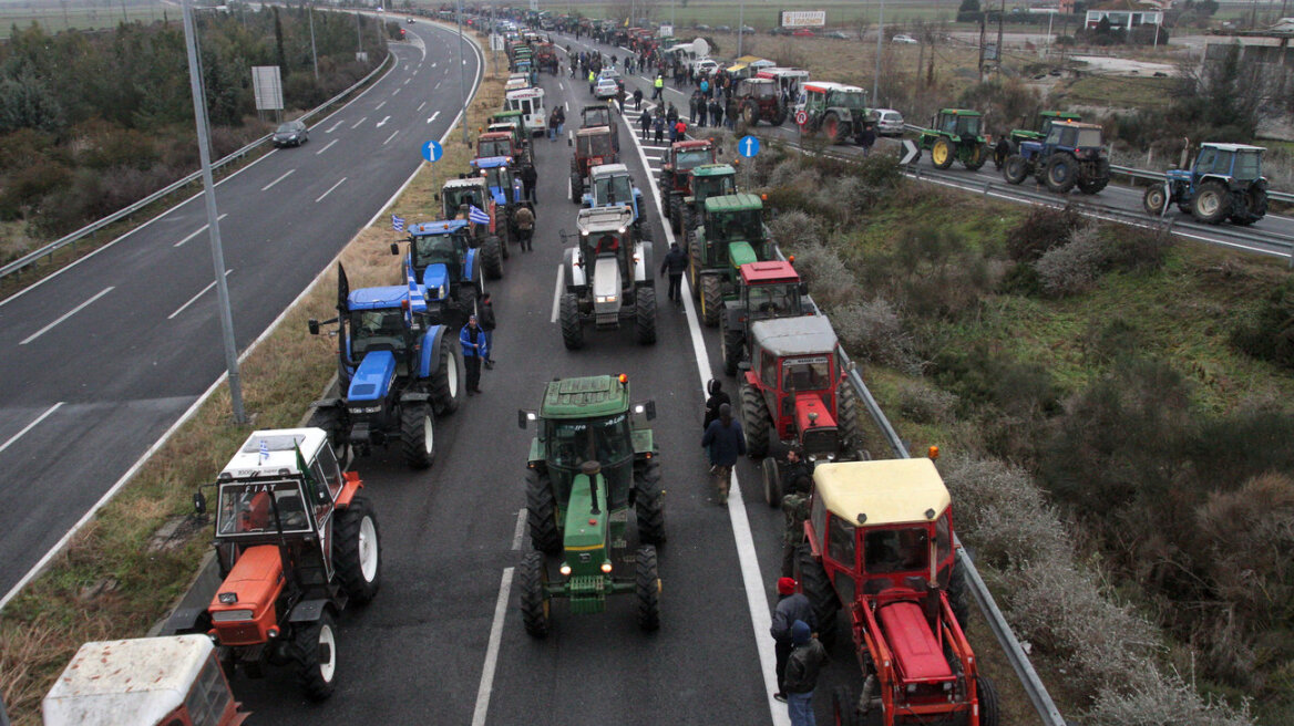 Κλιμακώνουν τις κινητοποιήσεις τους οι αγρότες: Μπλόκα και συγκεντρώσεις παντού  