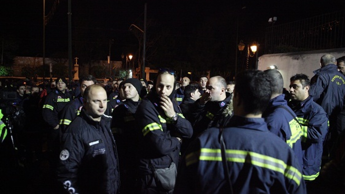 «Παλεύουμε για τα παιδιά μας», λένε οι πυροσβέστες που τα έσπασαν στο Διοικητικής Ανασυγκρότησης