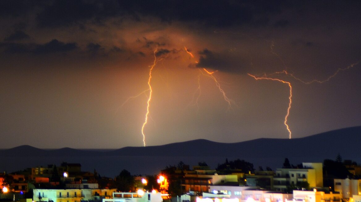 Απίστευτο θέαμα: Κεραυνοί στον Κρητικό ουρανό