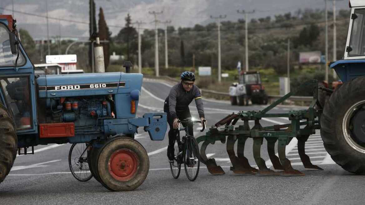 Παραμένουν στα μπλόκα οι αγρότες περιμένοντας τα αποτελέσματα της συνάντησης με τον Δραγασάκη