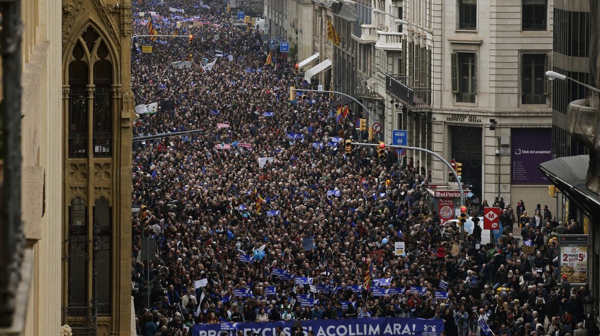 Βίντεο από Βαρκελώνη: 300.000 άνθρωποι πλημμύρισαν τους δρόμους υπέρ της υποδοχής προσφύγων