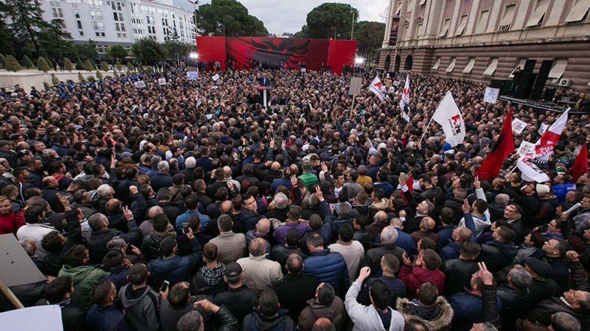 Βίντεο: Μαζικές διαδηλώσεις στην Αλβανία για την παραίτηση του Έντι Ράμα