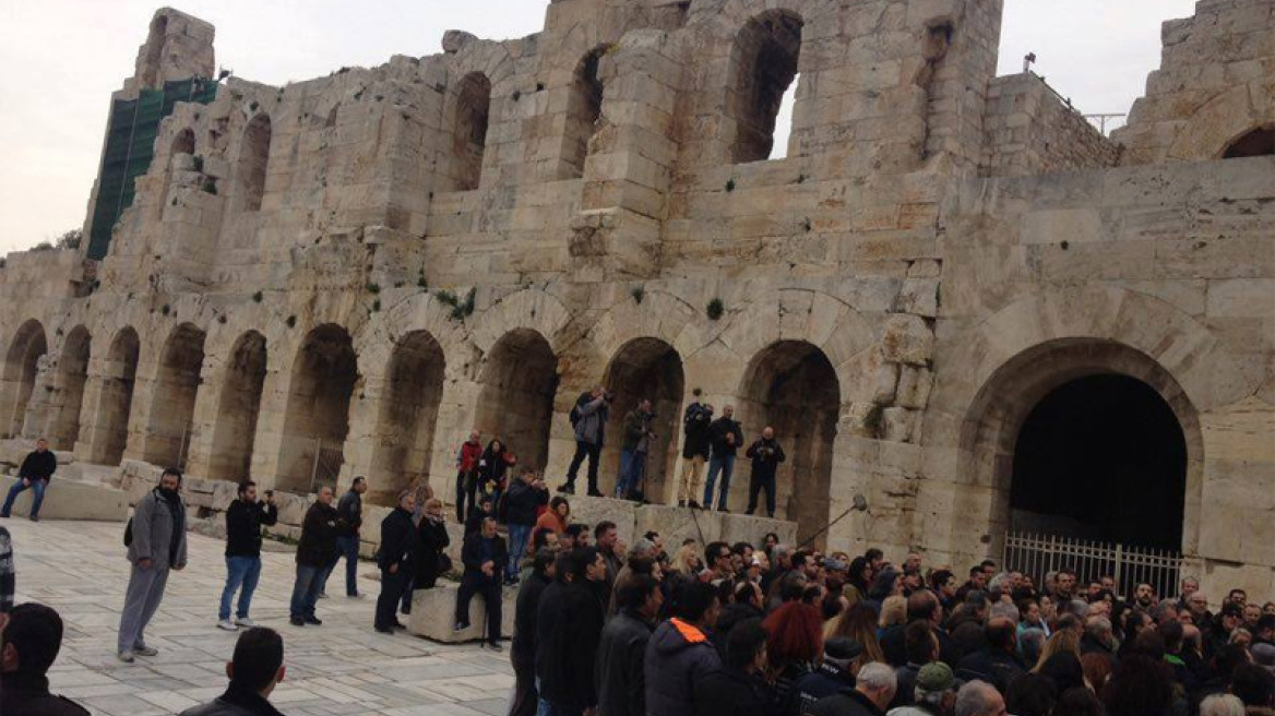 Όρκος 300 οπαδών του Αρτέμη Σώρρα κάτω από την Ακρόπολη 