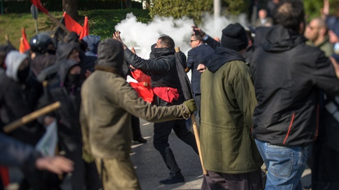 Γιάννενα: Συμπλοκές αντιεξουσιαστών με αστυνομικούς στο μνημείο Μπιζανομάχων