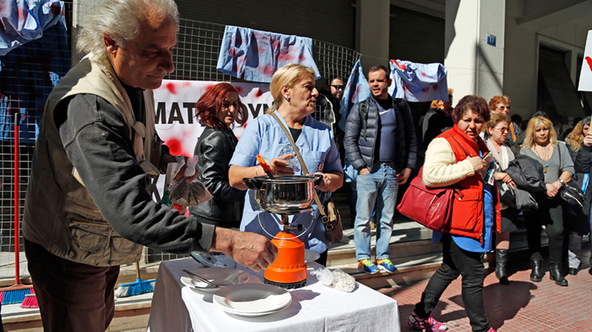 Κατσαρόλες με φασολάδα και «ματωμένα» ρούχα έξω από το υπ. Υγείας