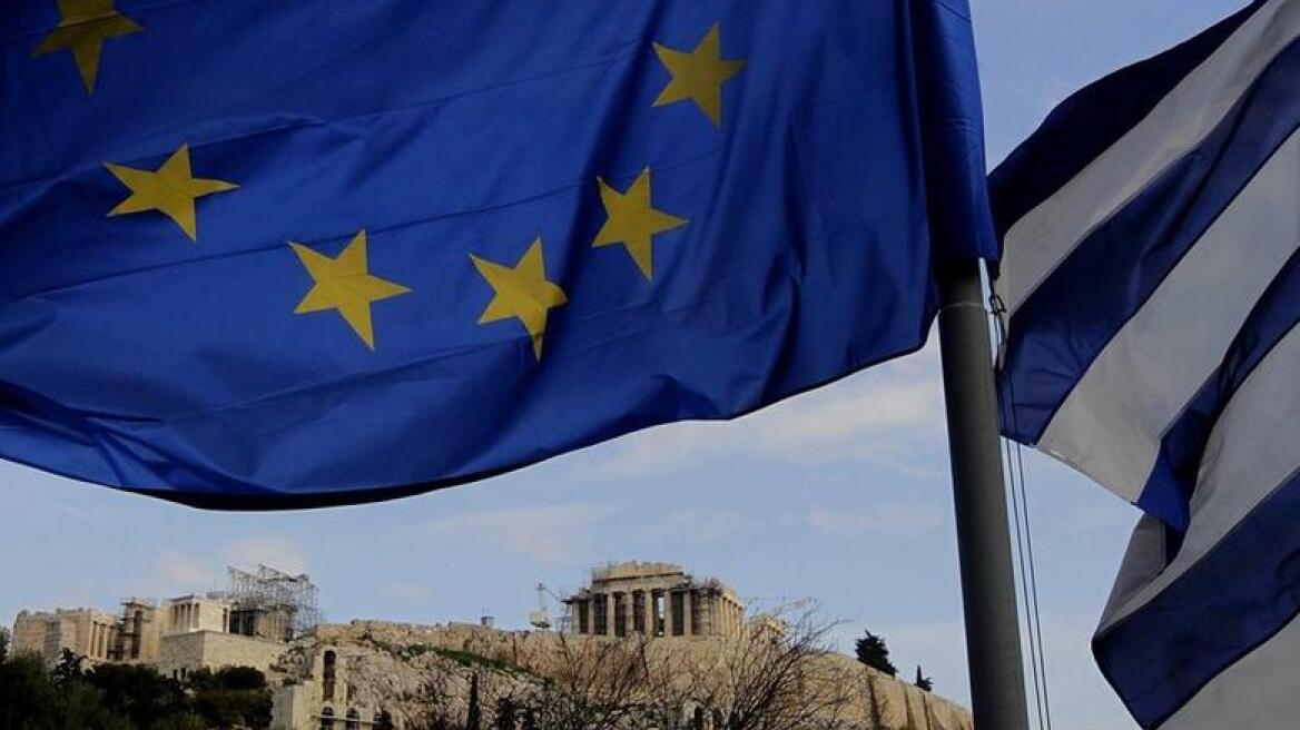 Bloomberg: Προσχέδιο αναθεωρημένου μνημονίου συντάσσουν οι δανειστές