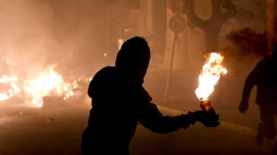 Κουκουλοφόροι πέταξαν μολότοφ σε ιδιωτική κλινική στο Χαλάνδρι