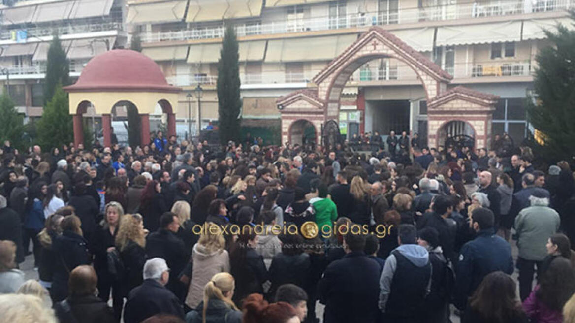 Σε κλίμα οδύνης η κηδεία της 14χρονης που παρέσυρε 18χρονος οδηγός χωρίς δίπλωμα