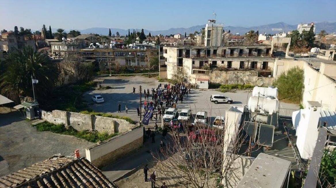 «Πορεία για μία Αποστρατικοποιημένη Κύπρο»: Διαδηλωτές έσπασαν τον κλοιό της ειρηνευτικής δύναμης του ΟΗΕ 