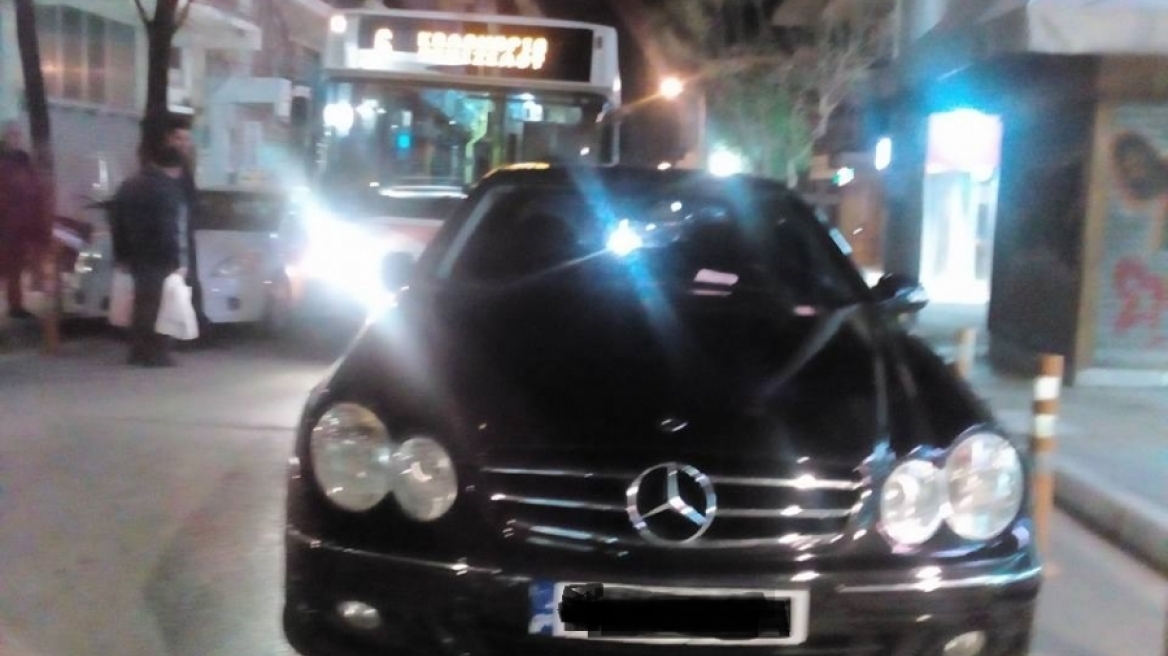 Θεσσαλονίκη: Πολίτες «σήκωσαν» mercedes για να περάσει λεωφορείο