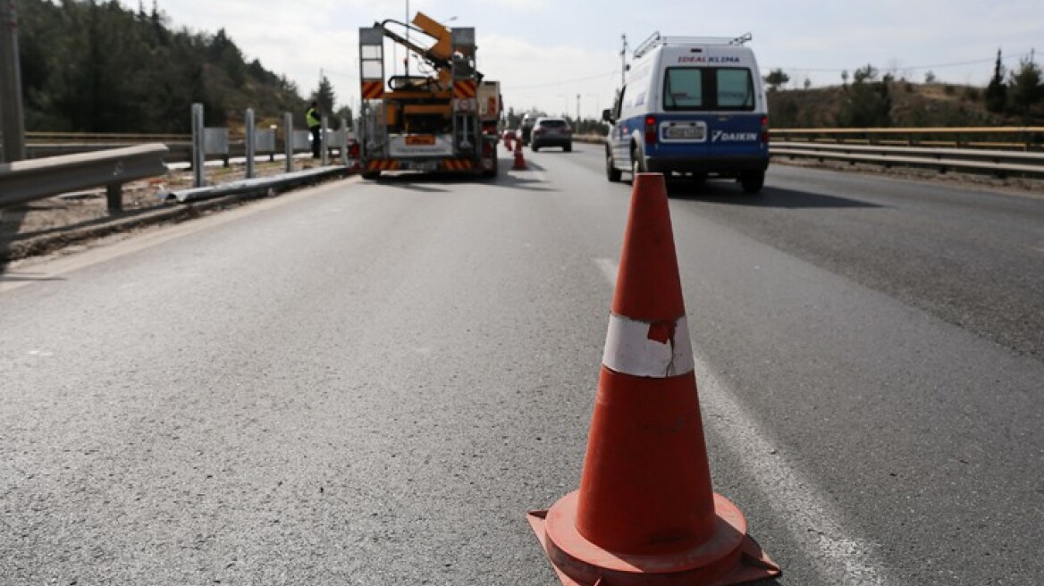 Ανατροπή αυτοκινήτου στον Περιφερειακό της Θεσσαλονίκης, κλειστή η αριστερή λωρίδα