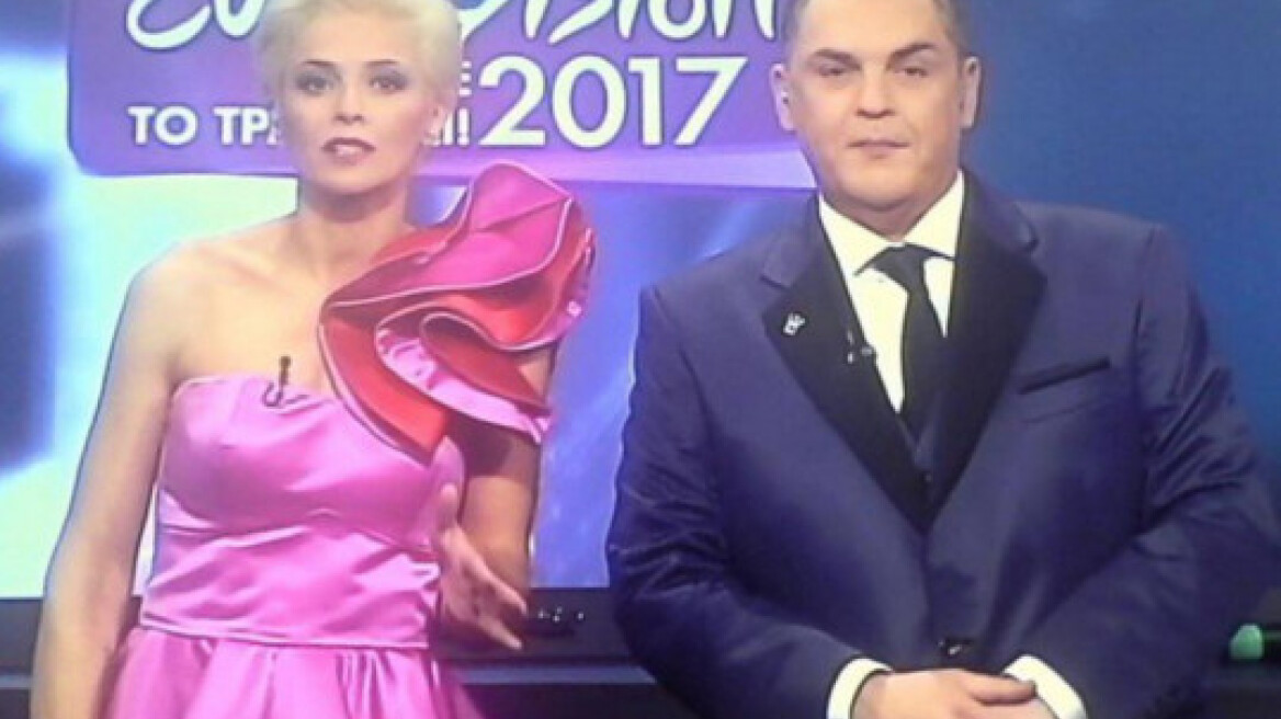 Eurovision 2017: «Κλαίει» όλο το twitter με τα ρούχα της παρουσιάστριας 