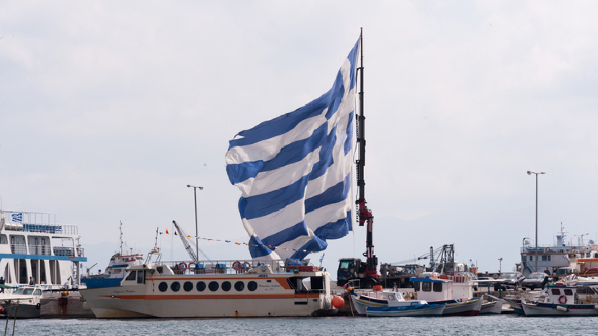 Η μεγαλύτερη ελληνική σημαία υψώθηκε ξανά στην Κάλυμνο 