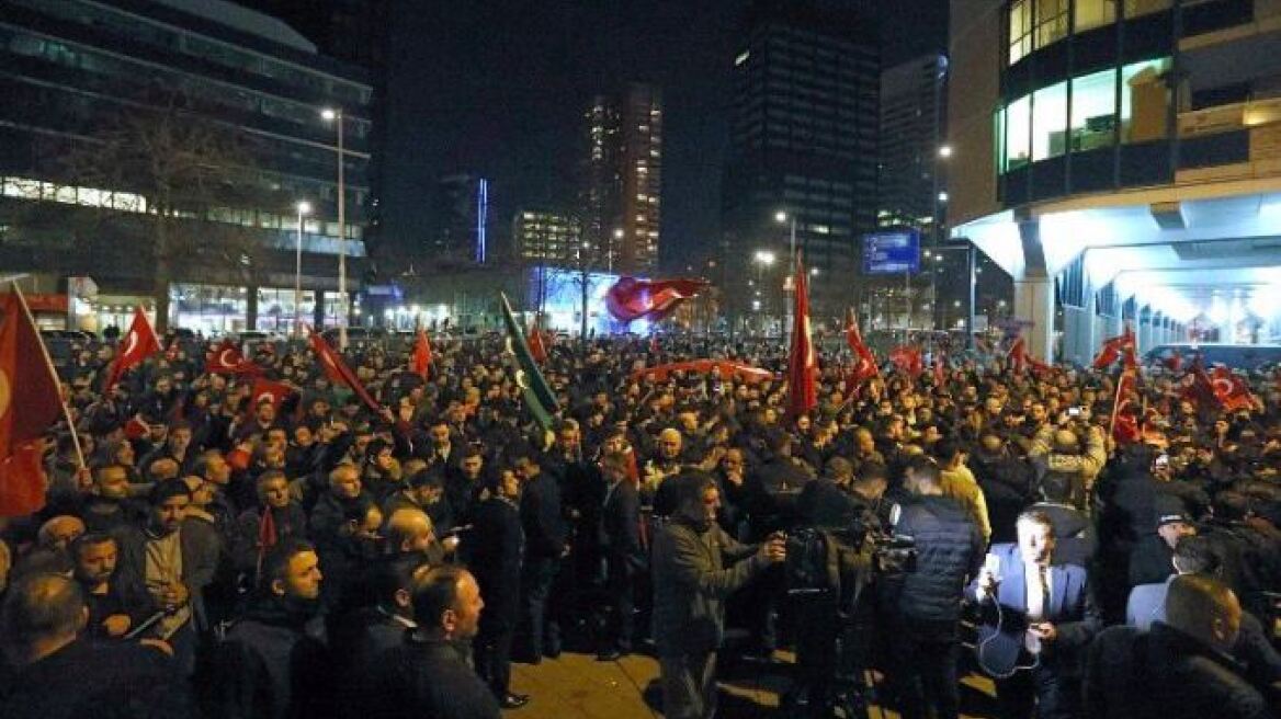 Εκατοντάδες Τούρκοι διαδηλωτές έξω από το τουρκικό προξενείο στο Ρότερνταμ