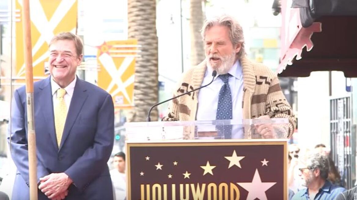 Βίντεο: Ο Jeff Bridges ξανάγινε... «The Dude» για να τιμήσει τον φίλο του John Goodman