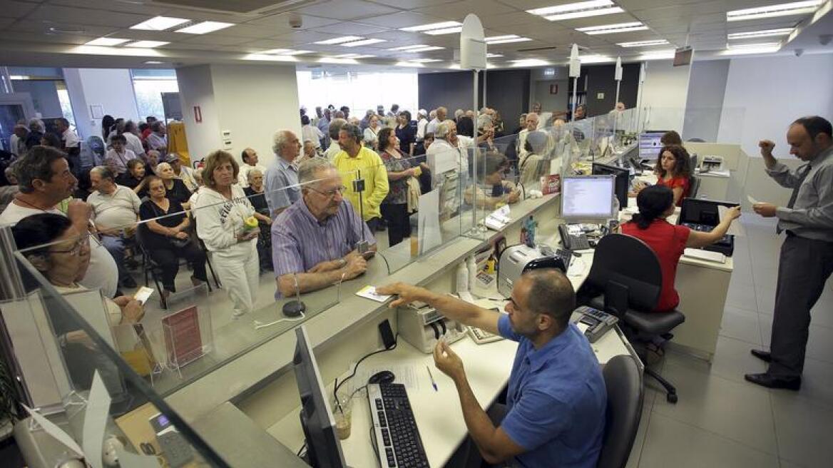 Σε τρεις μήνες «έφυγαν» 4 δισ. ευρώ καταθέσεων 