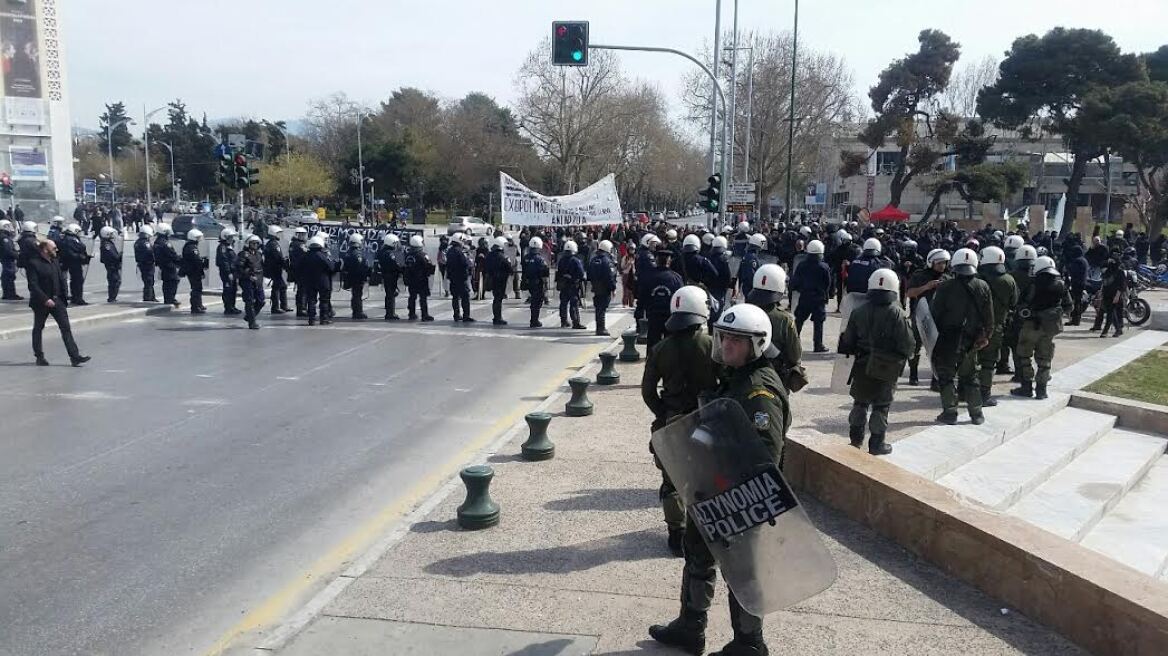 Επεισόδια στην Θεσσαλονίκη: Αντιεξουσιαστές και εθνικιστές στον Λευκό Πύργο