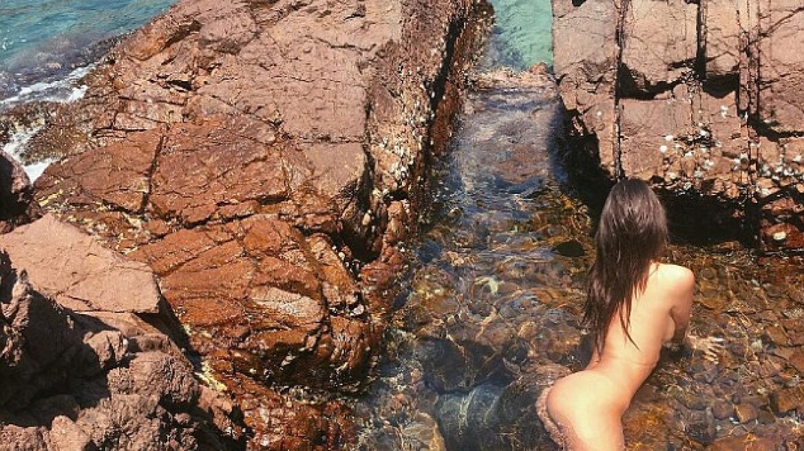 Emily Ratajkowski: Ολόγυμνη στα βράχια 