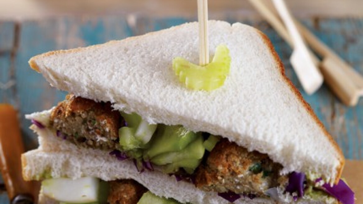 Club sandwich με κεφτέδες από φακές και κινόα