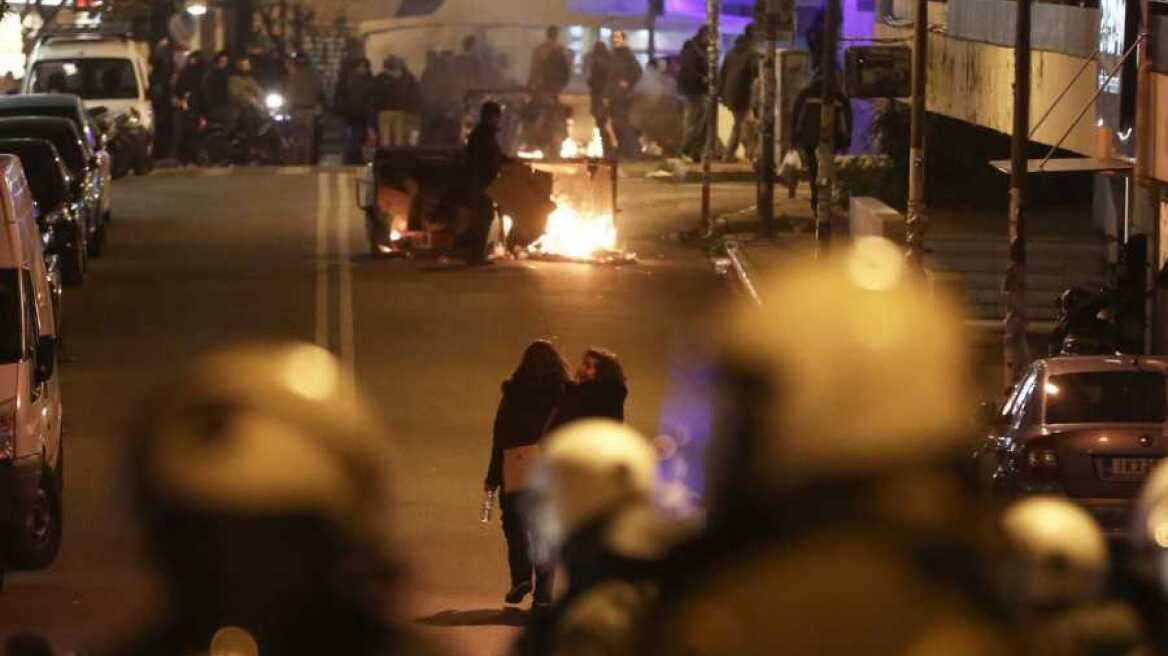 Νέες επιθέσεις σε διμοιρίες των ΜΑΤ στα Εξάρχεια-Τρεις προσαγωγές