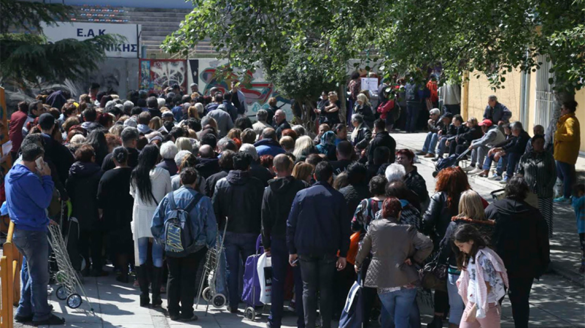 Φωτογραφίες: Τεράστιες ουρές στη Θεσσαλονίκη για λίγο τυρί και μερικά φρούτα