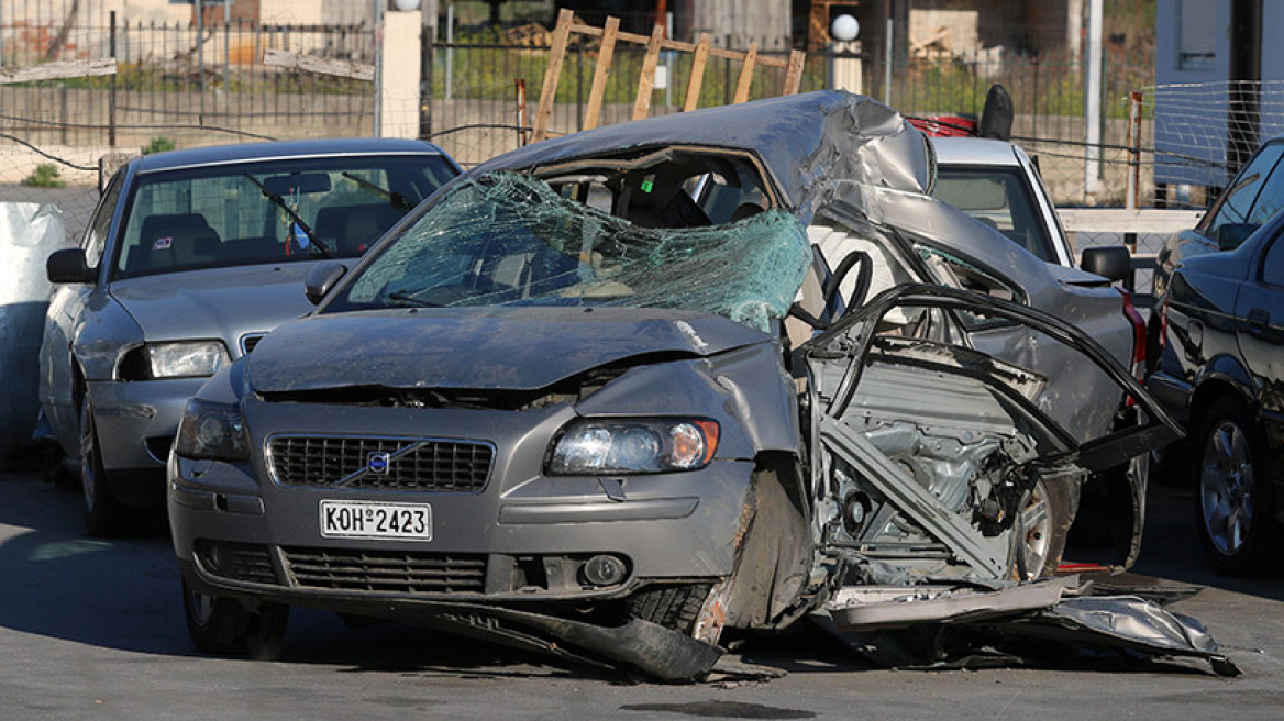 Σοκαριστικές οι φωτογραφίες του αυτοκινήτου από το τροχαίο στον Εύοσμο