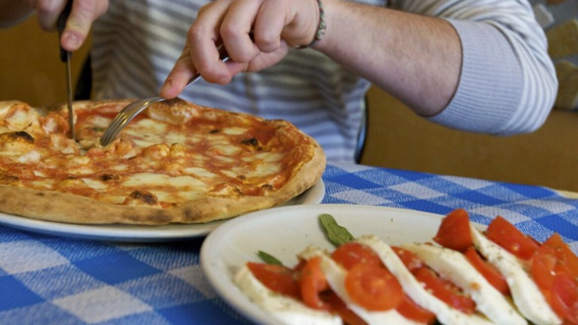 Πόσο κοστίζει η πίτσα των 15 ευρώ που αγοράζεις;