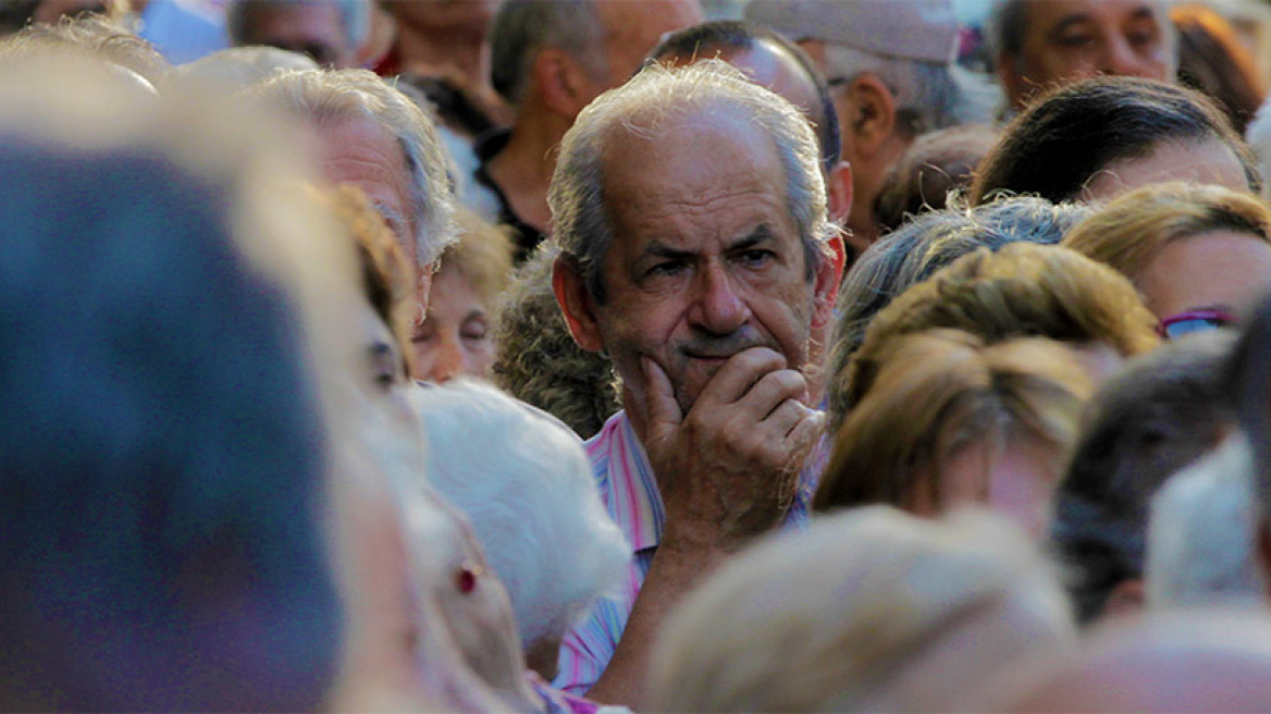 Τριπλό το χτύπημα στις συντάξεις για να μαζέψουν 1,8 δισ.