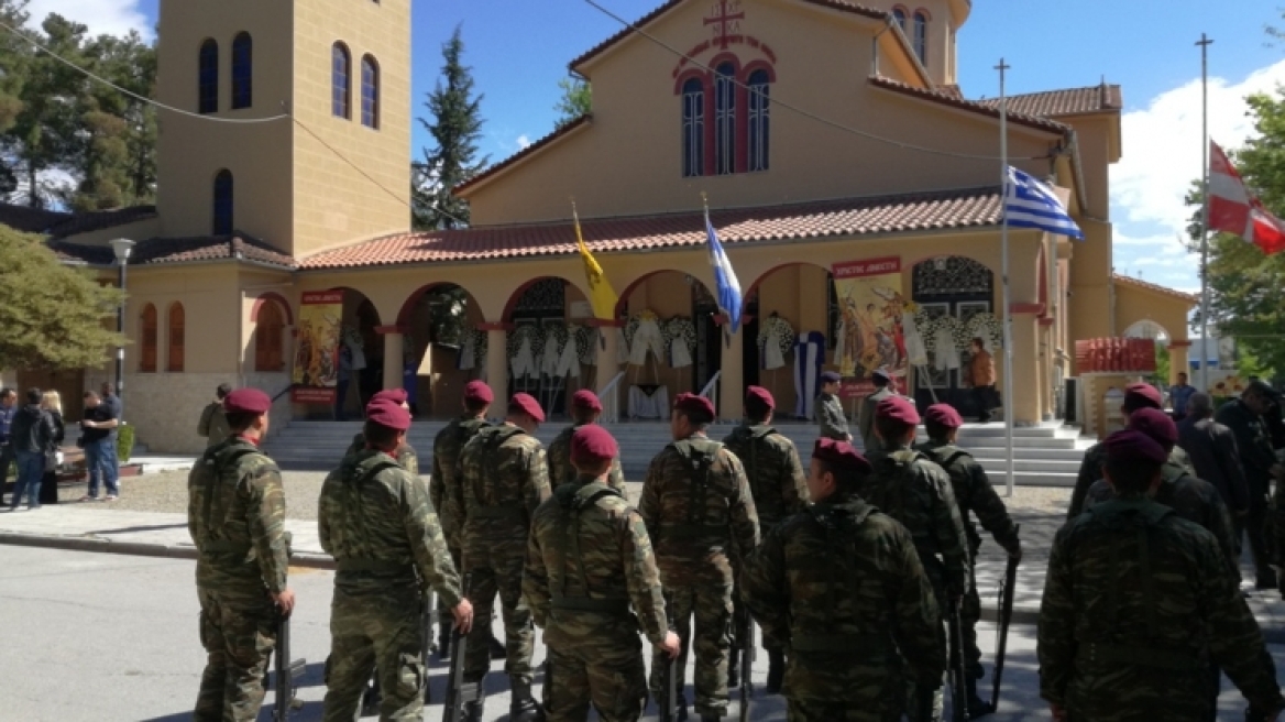 «Σ’ αγαπάμε. Δε θα σε ξεχάσουμε ποτέ»: Θρήνος στο τελευταίο αντίο στον κυβερνήτη