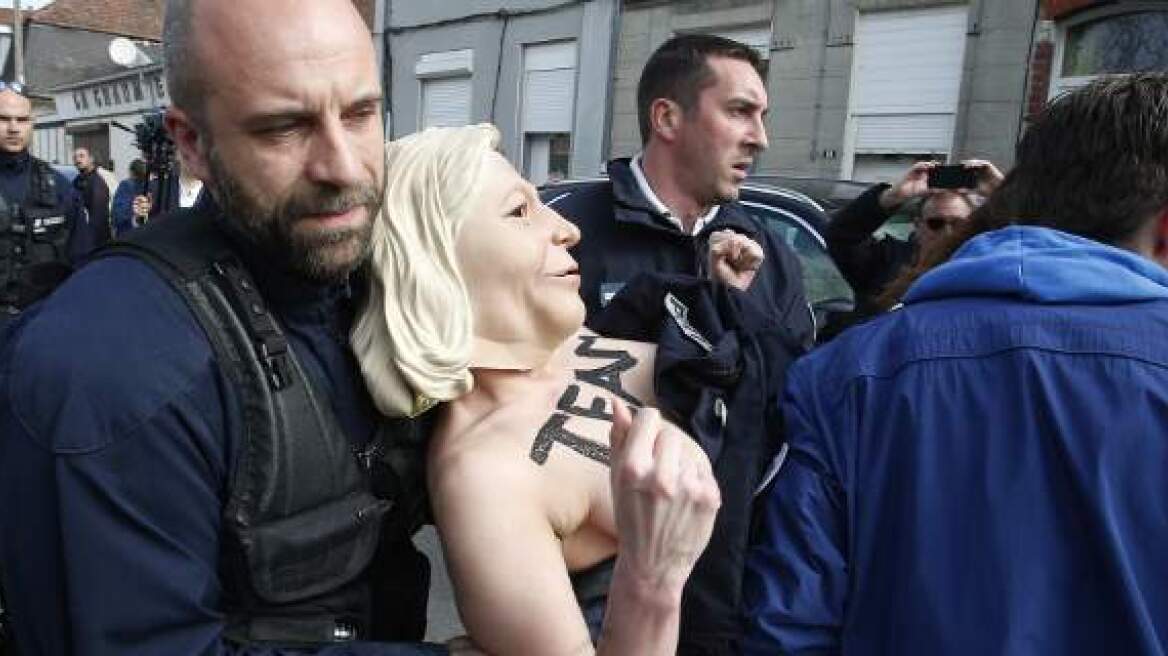 Γυμνόστηθη διαμαρτυρία των Femen στο εκλογικό τμήμα που ψήφισε η Λεπέν 